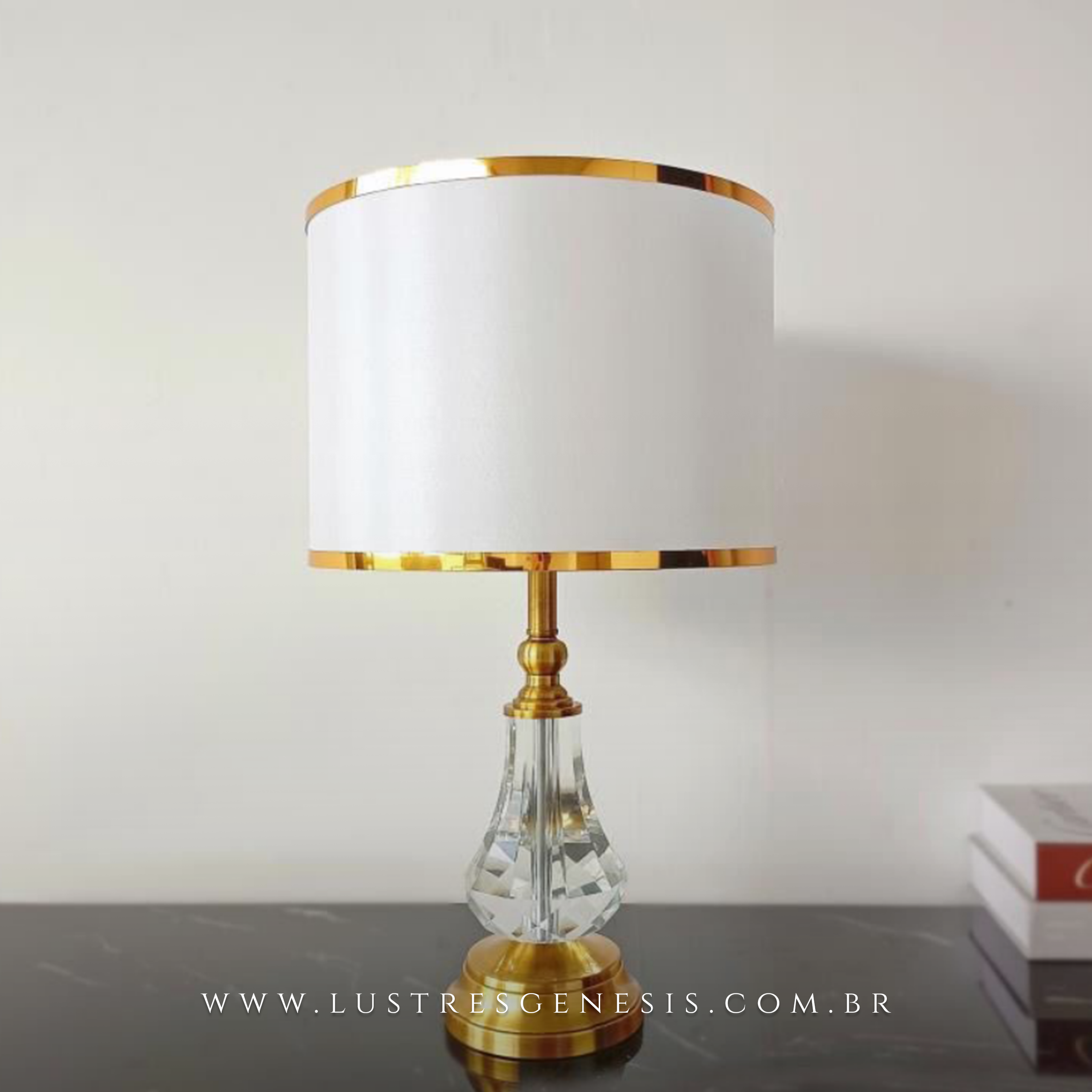 Abajur Inacia com base de cristal e detalhes dourados, cúpula branca com acabamento dourado, ideal para quartos e escritórios.